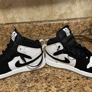 Kids Jordan 1 size 2.5y